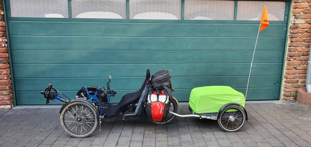 Liegedreirad mit Anhänger (Seitenansicht)